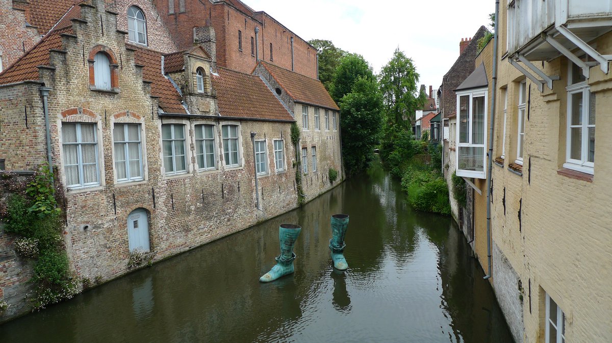 -WIE?-
een reuzenschim
armen als vleugels
kaatsen tegen muren
wolken ongrijpbaar
klevende golven
spook op kousenvoeten
zigzagwijs in bochten
nauwe doorgang
uitgeput de geest
de cirkel rond
verstijfde laarzen
vangen verbaasde blikken 
#Argote #Brugge #triennale #who?