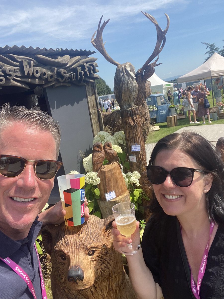 BurgessSculptor's tweet photo. Itβs a hot one baby #RHSTatton #knutsford #cheshire Cooling down with the Boss https://t.co/gYETuMrZfH