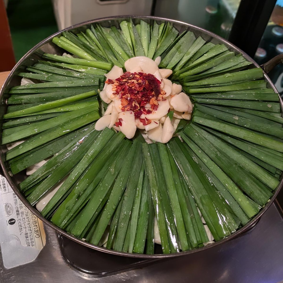 silkorz's tweet photo. ニラが敷き詰められなさた鍋！この料理はいったい何でしょう？！

今日は、池袋駅東口にあるもつ鍋専門店「もつ鍋帝王 本店」に行ってきました🥰

注文した料理は、もつ鍋、ホタテ焼き、蟹味噌、鯵のたたき、です🤩

もつ鍋は、鍋を面倒見てくださるので、ほったらかしでも良いのが嬉しいですね👍 https://t.co/zPe71aPyDe