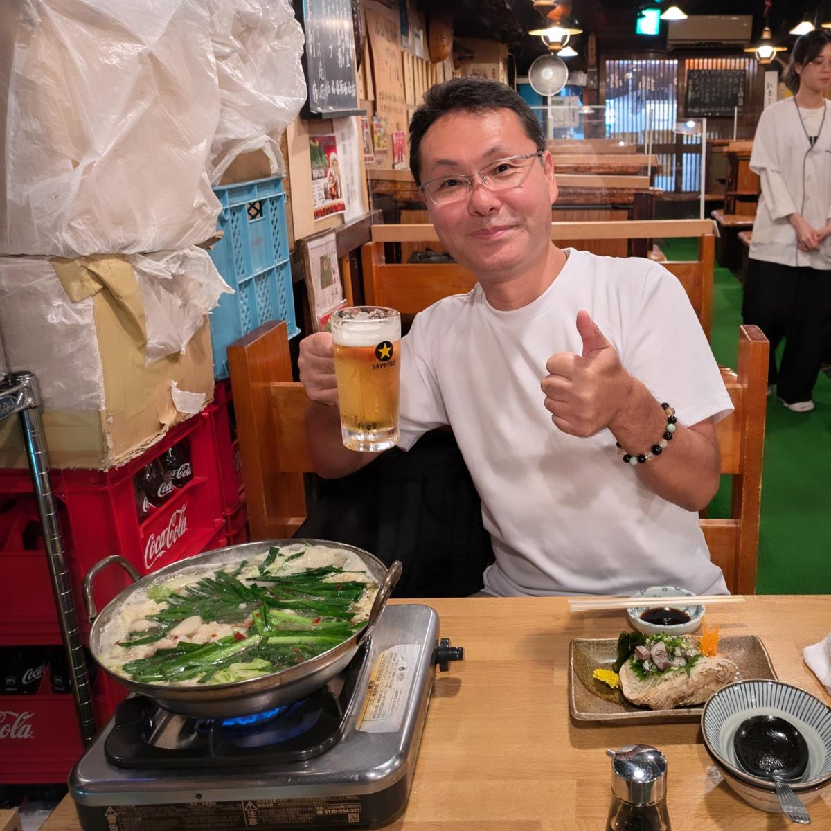 silkorz's tweet photo. ニラが敷き詰められなさた鍋！この料理はいったい何でしょう？！

今日は、池袋駅東口にあるもつ鍋専門店「もつ鍋帝王 本店」に行ってきました🥰

注文した料理は、もつ鍋、ホタテ焼き、蟹味噌、鯵のたたき、です🤩

もつ鍋は、鍋を面倒見てくださるので、ほったらかしでも良いのが嬉しいですね👍 https://t.co/zPe71aPyDe