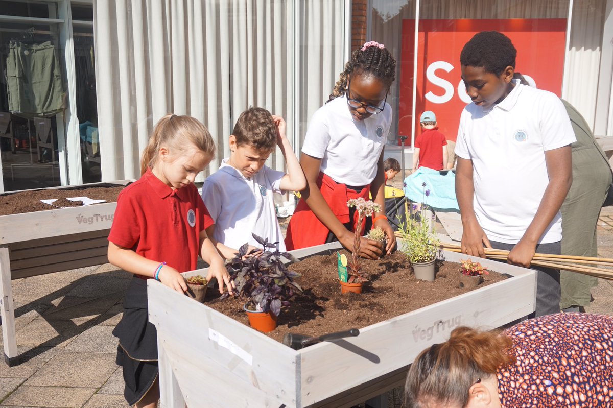 SkinnyJeanGard's tweet photo. Plant up day for this years #Colchester School Gardens was so much fun with some incredible ideas for this years theme of saving water and well being!

VOTE for your favourite at https://t.co/dtcVTw2Pt7 https://t.co/03Tr2xgl5z
