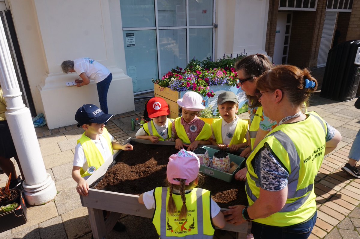 SkinnyJeanGard's tweet photo. Plant up day for this years #Colchester School Gardens was so much fun with some incredible ideas for this years theme of saving water and well being!

VOTE for your favourite at https://t.co/dtcVTw2Pt7 https://t.co/03Tr2xgl5z