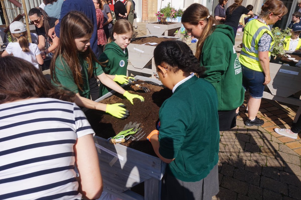 SkinnyJeanGard's tweet photo. Plant up day for this years #Colchester School Gardens was so much fun with some incredible ideas for this years theme of saving water and well being!

VOTE for your favourite at https://t.co/dtcVTw2Pt7 https://t.co/03Tr2xgl5z