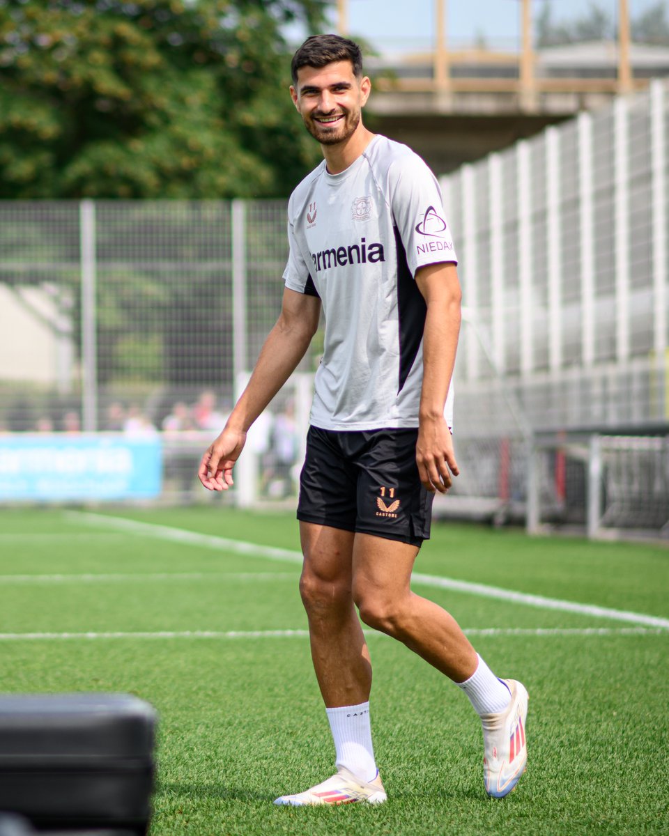 He's here and he's parfait 🖤❤️

<a href="/mterrier7/">Martin Terrier</a> #Terrier2029 | #Bayer04 #Werkself