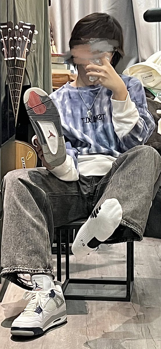 小狗跪下舔