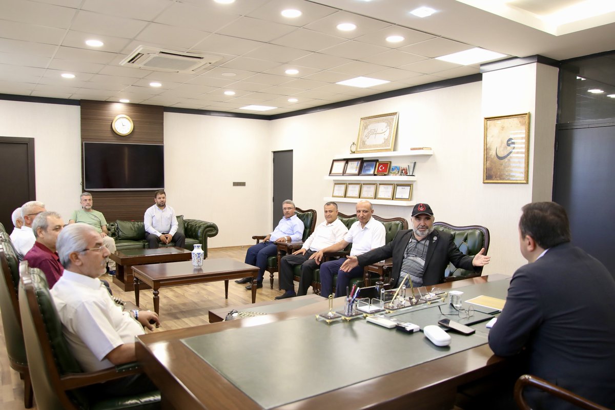 AKPartiG_Antep's tweet photo. Gaziler ve Şehit Aileleri Vakfı Gaziantep Şubesi Başkanı Sayın Mehmet Yeter ve yönetim kurulu üyeleri, İl Başkanımız Sayın Fatih Muhaddis Fedaioğlu’na hayırlı olsun ziyaretinde bulundu. 

Sayın Mehmet Yeter ve yönetimine nazik ziyaretleri adına teşekkürlerimizi sunuyoruz. 

Vatan uğruna canını vermekten kaçınmayan tüm gazilerimize minnettarız. 

@RTErdogan 
@erkankandemir 
@fmfedaioglu 
@Akparti