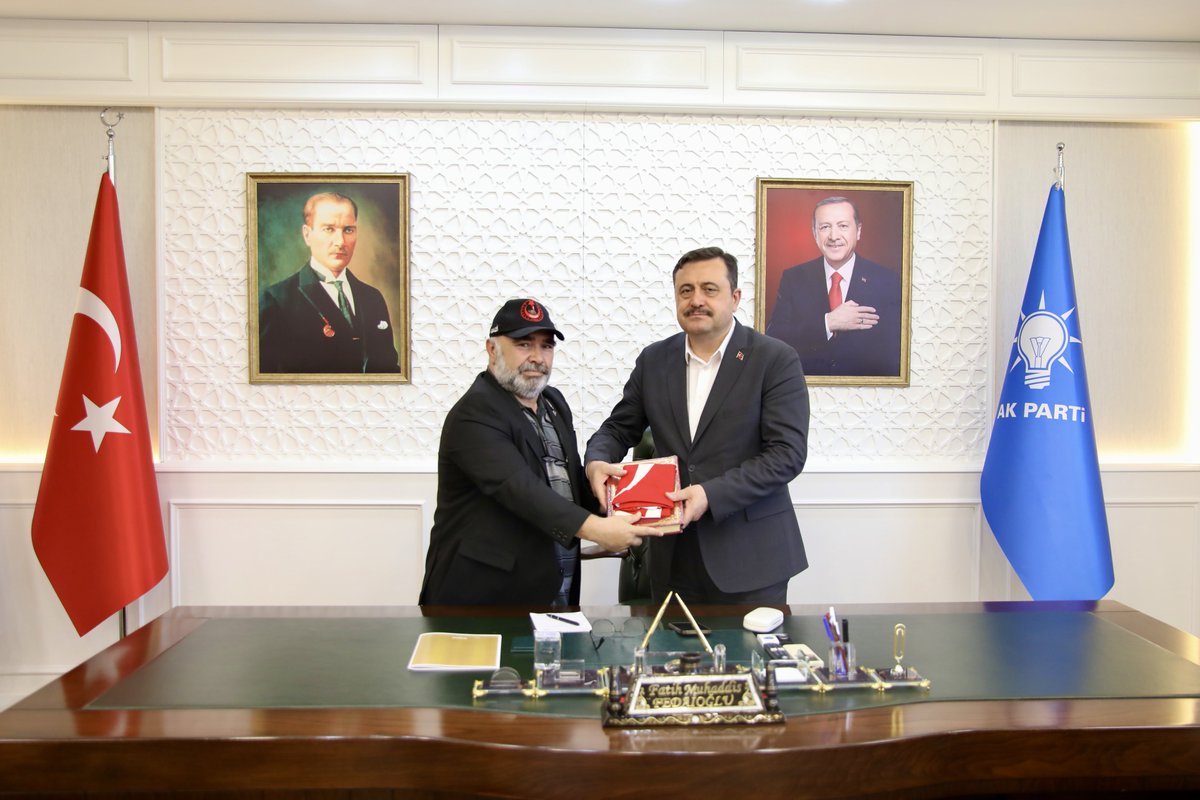 AKPartiG_Antep's tweet photo. Gaziler ve Şehit Aileleri Vakfı Gaziantep Şubesi Başkanı Sayın Mehmet Yeter ve yönetim kurulu üyeleri, İl Başkanımız Sayın Fatih Muhaddis Fedaioğlu’na hayırlı olsun ziyaretinde bulundu. 

Sayın Mehmet Yeter ve yönetimine nazik ziyaretleri adına teşekkürlerimizi sunuyoruz. 

Vatan uğruna canını vermekten kaçınmayan tüm gazilerimize minnettarız. 

@RTErdogan 
@erkankandemir 
@fmfedaioglu 
@Akparti