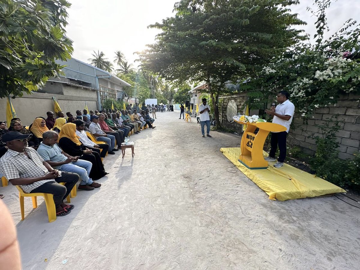 FaisalNasym's tweet photo. މިއަދު ބިލެއްދޫއަށް އައުމުން، ބިލެއްދޫގެ ލޮބުވެތި ރައްޔިތުން އަޅުގަނޑާ ދޭތެރޭ ބެހެއްޓެވި ގާތްކަމަށް ޝުކުރު ދަންނަވަން. އަޅުގަނޑުގެ އެދުމަކީ މާދަމާ އޮންނަ ބައި އިލެކްޝަންގައި @MDPSecretariat ގެ ކެނޑިޑޭޓް
ޝާއިލް މާހިރަށް ތިޔަ ހުރިހާ ބޭފުޅުން ވޯޓުދެއްވުން. https://t.co/Us9KDW7Scj