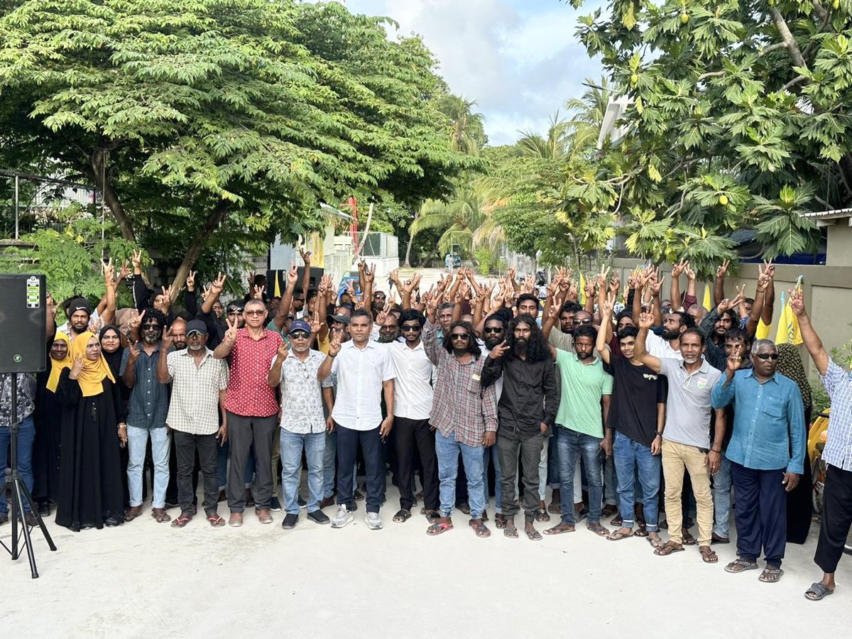 FaisalNasym's tweet photo. މިއަދު ބިލެއްދޫއަށް އައުމުން، ބިލެއްދޫގެ ލޮބުވެތި ރައްޔިތުން އަޅުގަނޑާ ދޭތެރޭ ބެހެއްޓެވި ގާތްކަމަށް ޝުކުރު ދަންނަވަން. އަޅުގަނޑުގެ އެދުމަކީ މާދަމާ އޮންނަ ބައި އިލެކްޝަންގައި @MDPSecretariat ގެ ކެނޑިޑޭޓް
ޝާއިލް މާހިރަށް ތިޔަ ހުރިހާ ބޭފުޅުން ވޯޓުދެއްވުން. https://t.co/Us9KDW7Scj