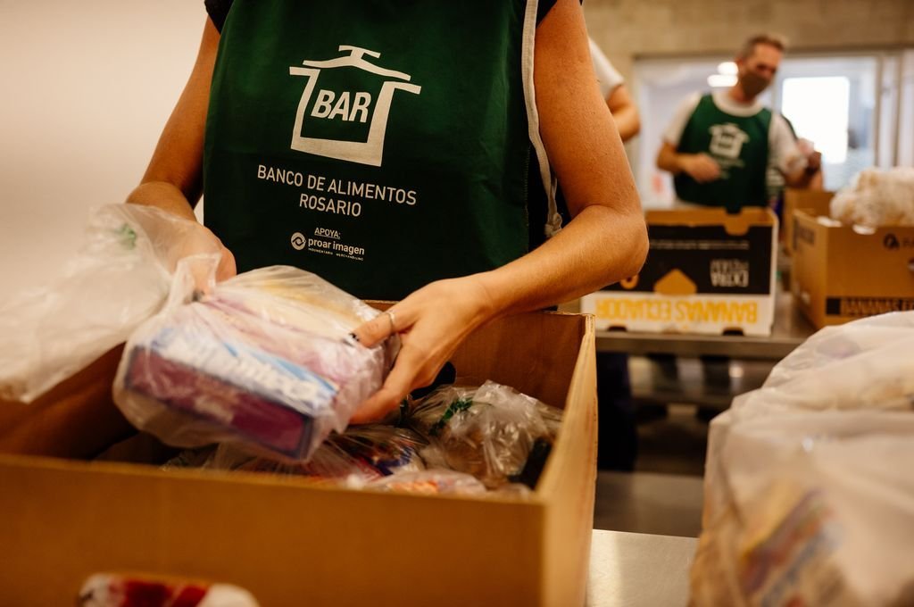 LT8am830's tweet photo. #ElPrimero l @nadiamontes, directora ejecutiva del @BAR_Rosario. La demanda de comida al Banco de Alimentos creció 20% y hay cientos de comedores en lista de espera de casi 700 organizaciones. El iernes 26 de julio en el Salón Metropolitano será su cena anual solidaria. https://t.co/ZTBFcpPxc5