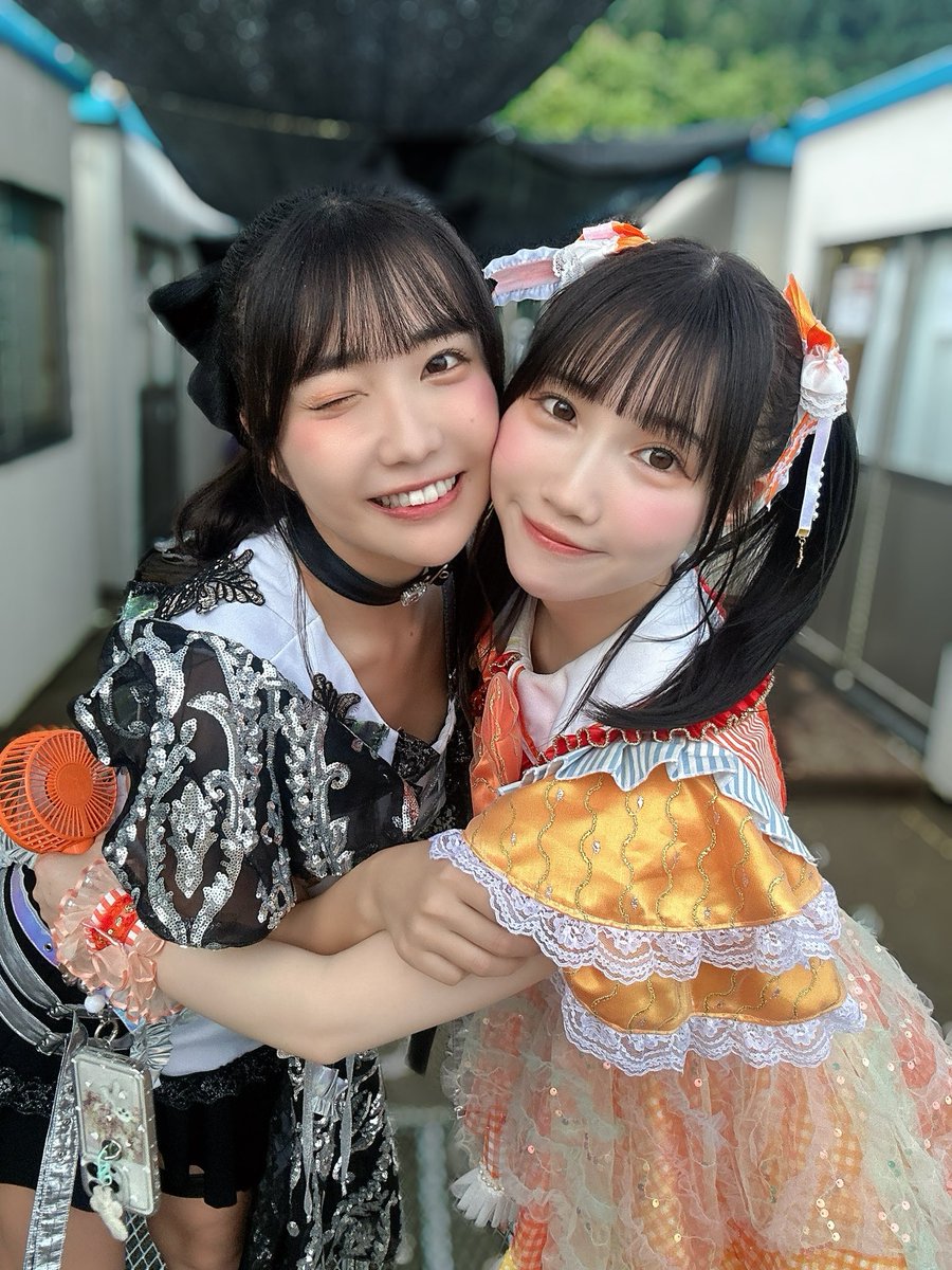 関ヶ原ありがとうございましたー💜
私個人的には数年ぶりの関ヶ原、ただいまー！

そしてそして写真集を関ヶ原まで持ってきてくれたりおなちゃん💕

11年前から実は一緒にずっとライブしてるひなりちゃん🧡卒業さみしい🥲✨

たくさんおしゃべりできて幸せdayでした😍 https://t.co/UWUHyWd0GP