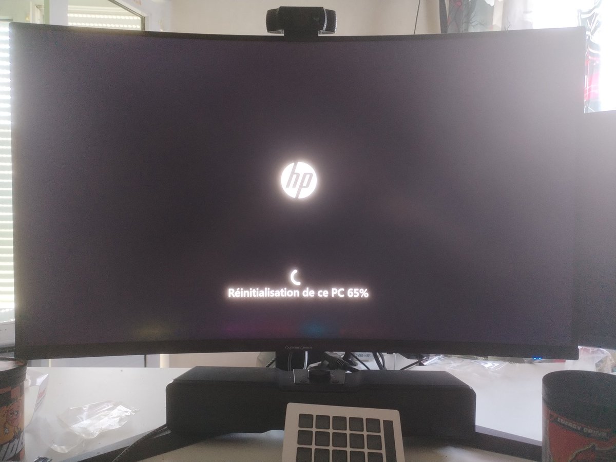 Monophir's tweet photo. Quand ton pc décide de te lâché le mauvais jour !
#degouter #loose #formatage https://t.co/PqO8CTLJIr