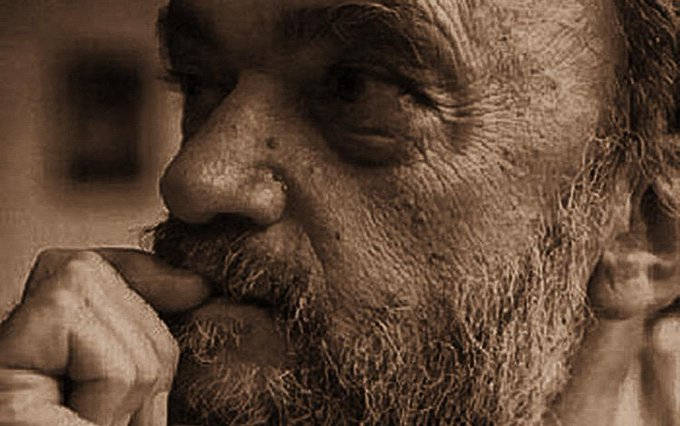 "Debido a que la velocidad de la luz es mucho mayor a la del sonido, ciertas personas nos parecen brillantes, un rato antes de escuchar las pelotudeces que dicen." 

-Roberto Fontanarrosa-