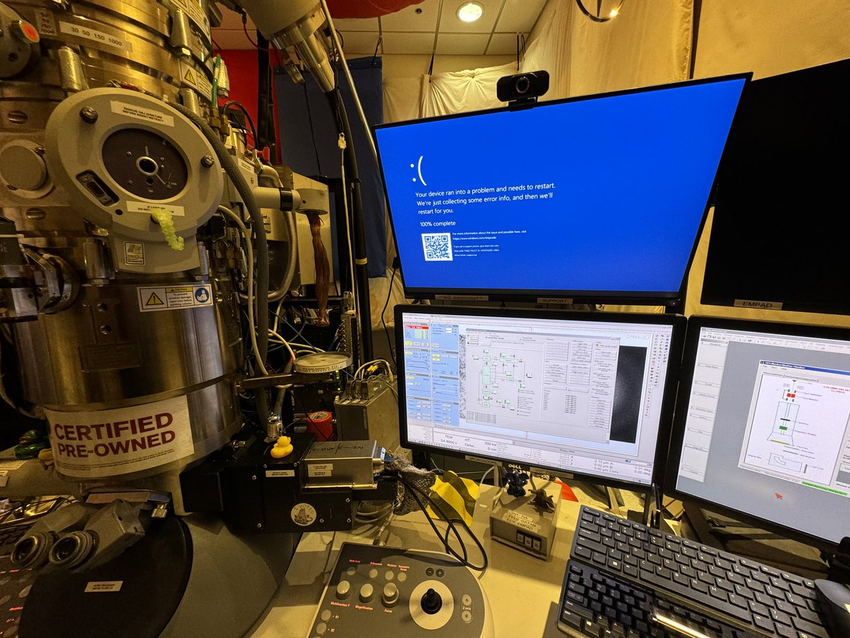 a sentient electron 🧠🔬⚛️ (@quantumbeans) on Twitter photo Windows 11: fucked
Windows XP: unfazed Windows 11: fucked
Windows XP: unfazed