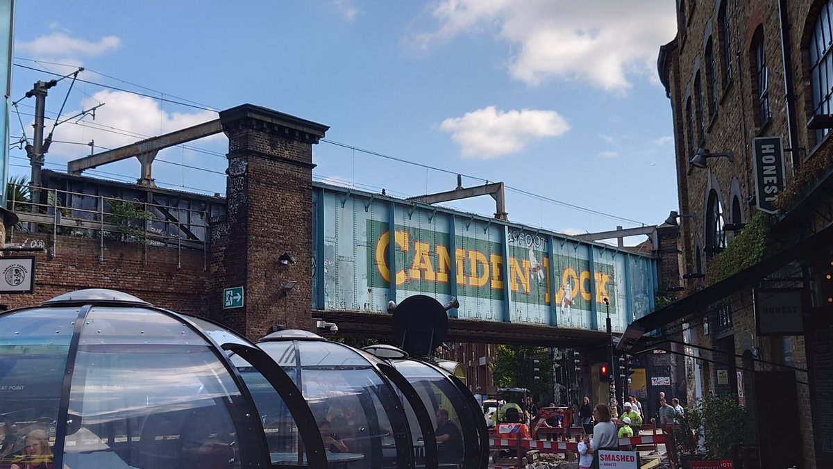 amelsvoort_theo's tweet image. Back from a couple of days in London, had a blast! Saw the sights, ate at the Sherlock Holmes Pub, and also did some comic book shopping.
When in London I have to buy something by @therightram 😊
Also got a book by @zoethorogood (long overdue) and a great Bolland collection!💂😃