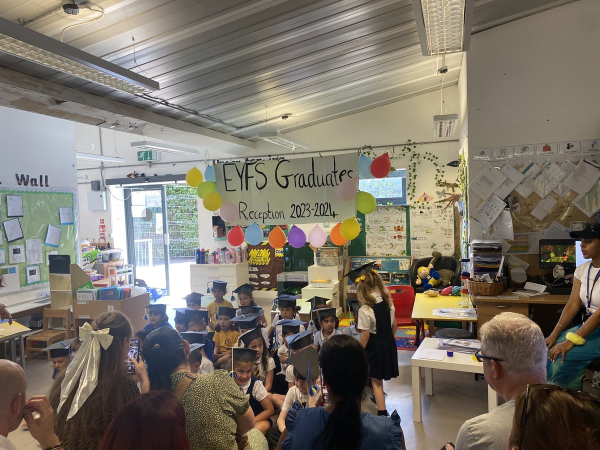 PrestonParkPrim's tweet image. Reception graduated today! 👩‍🎓 👨‍🎓 
Thank you to our lovely families and the hard work the teachers put in to make it a huge success!
#LearningTodayLeadingTomorrow #Wegraduated #Movingonup #EYFS