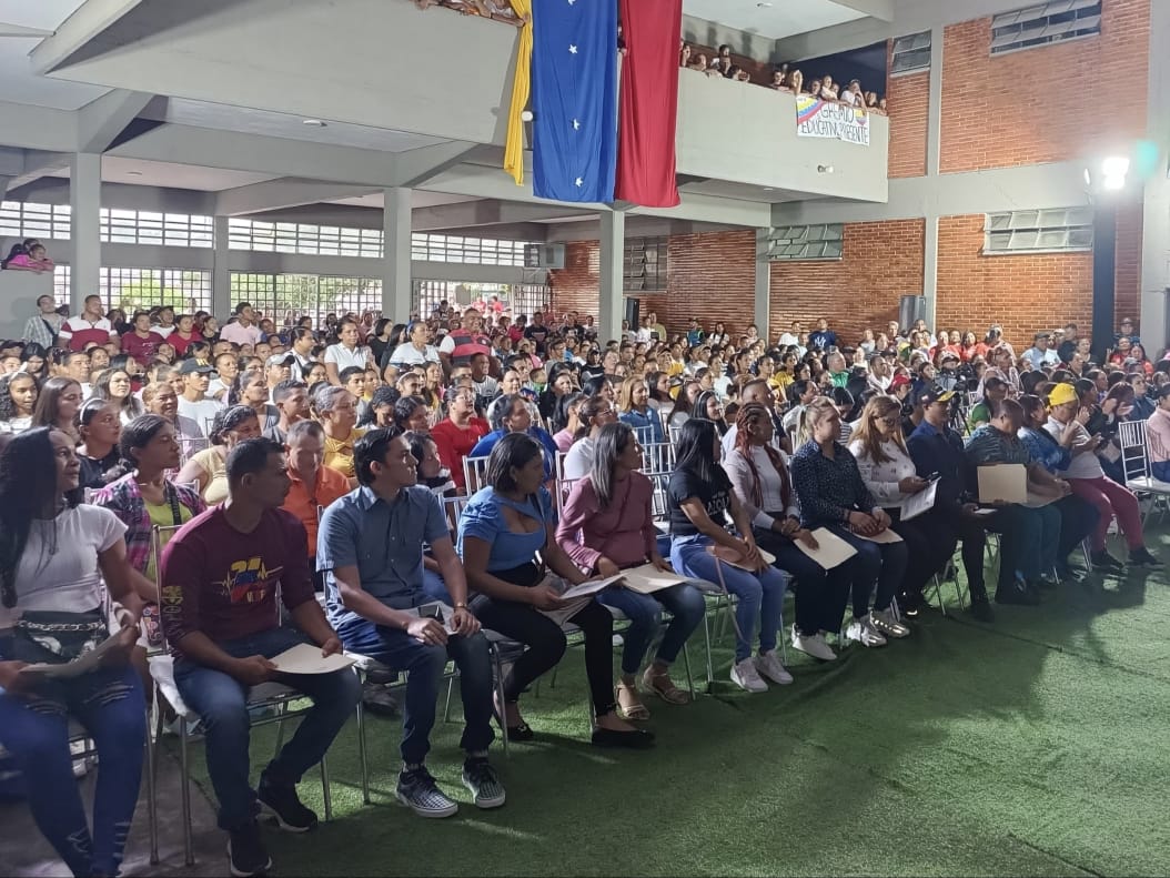 #EsNoticia 📰| Entregan titularidad y credenciales a 618 nuevos ingresos del @MPPEDUCACION en Calabozo

✅El personal se incorpora de inmediato a las distintas unidades educativas en el estado #Guárico

#PuebloVictorioso
