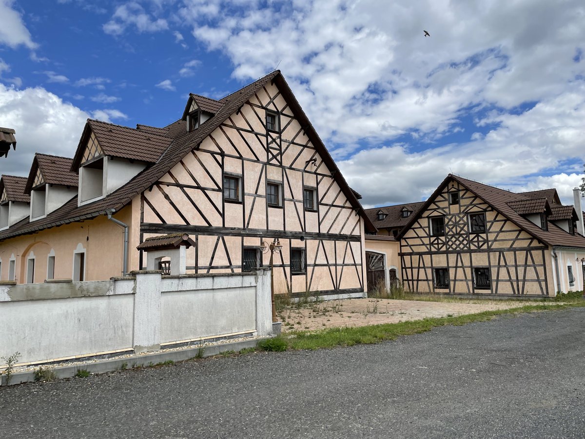 retroturistika's tweet photo. Panský statek v obci Ostroh /Seeberg/ vyniká svoji krásnou hrázděnou stavbou #ostroh #vylet #turistika #cesko #fotocesty #travel #seeberg #czechia #trip #summer https://t.co/3qkoVDlBes