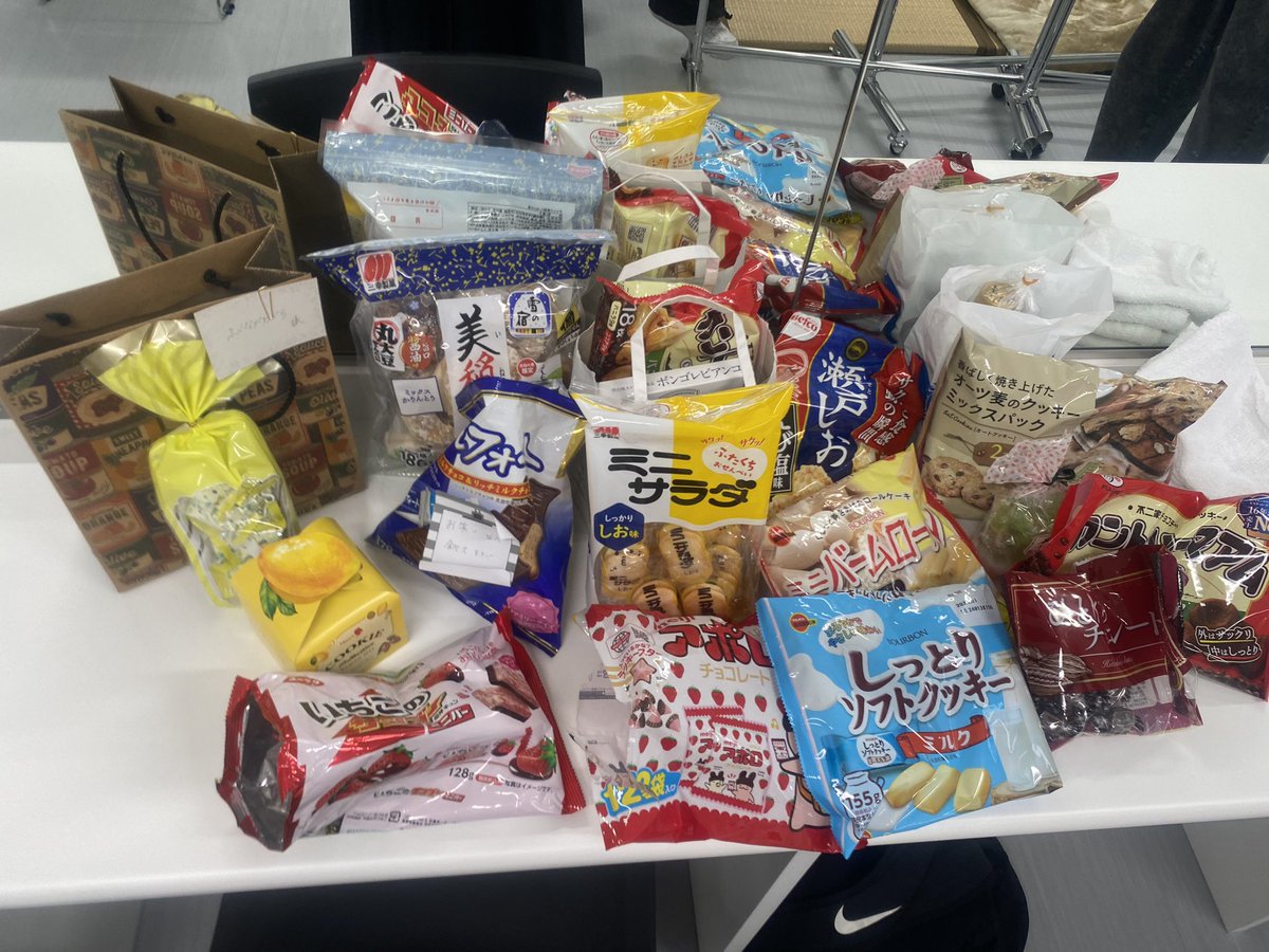 fujinagaogura's tweet photo. 1日目ありがとうございました！
多くの方にご来場いただき
ほぼ満席で初日を迎えることができました🙏🏼
お花・お菓子等もたくさんありがとうご���います😭

本日20日も14:30～ありますので
ぜひ来てください^^

↓ご予約はこちらから↓
https://t.co/8Fu29BMzin https://t.co/0lfa3fZq5V
