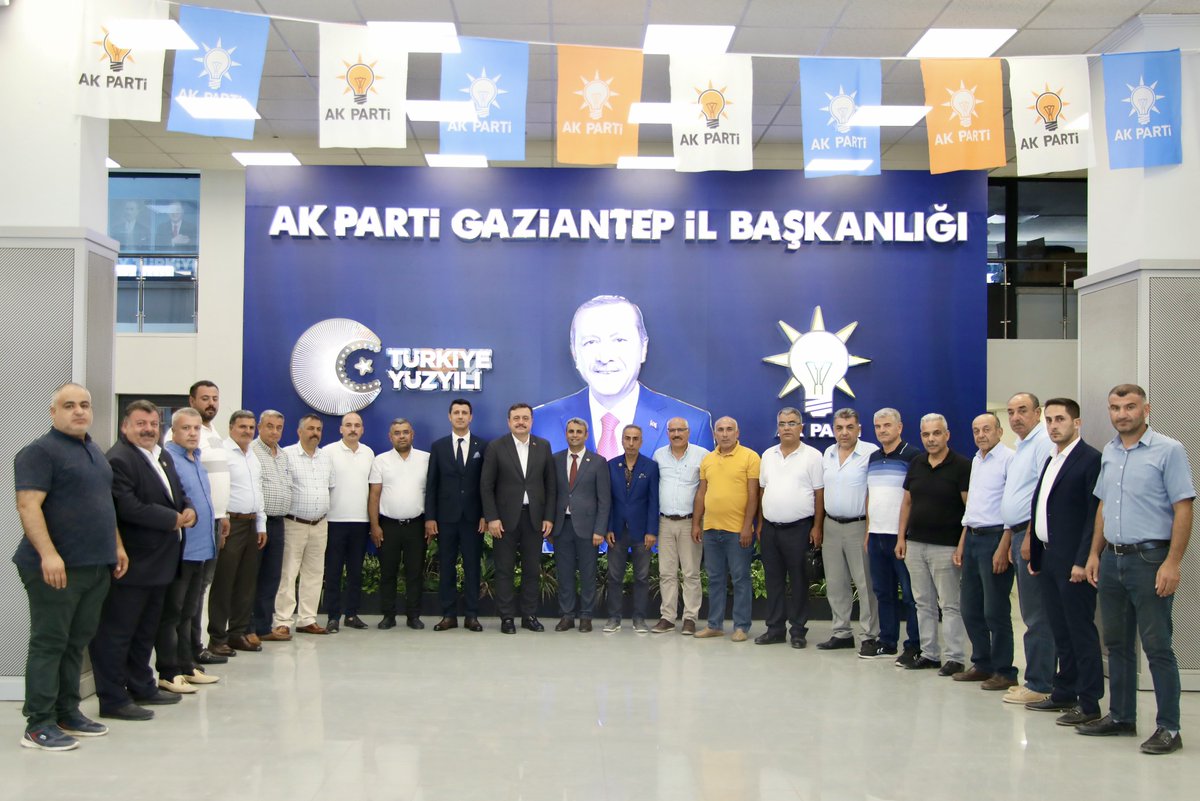 AKPartiG_Antep's tweet photo. Güzel ilçemiz Şahinbey’in Mahalle Muhtarları, İl Başkanımız Sayın Fatih Muhaddis Fedaioğlu’na hayırlı olsun ziyaretinde bulundu. 

Muhtarlarımıza nazik ziyaretleri ve hayırlı olsun temennileri adına teşekkürlerimizi sunuyoruz. 

@RTErdogan 
@erkankandemir 
@fmfedaioglu 
@Akparti https://t.co/CLlTGP26Hh