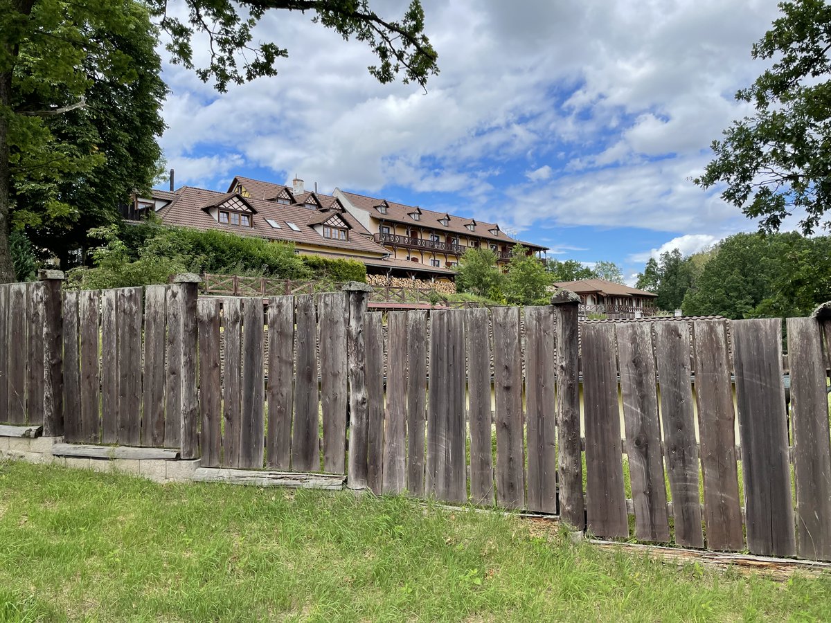 retroturistika's tweet photo. Panský statek v obci Ostroh /Seeberg/ vyniká svoji krásnou hrázděnou stavbou #ostroh #vylet #turistika #cesko #fotocesty #travel #seeberg #czechia #trip #summer https://t.co/3qkoVDlBes