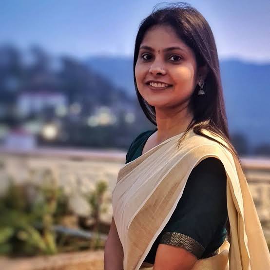 MukeshMohannn's tweet photo. आप आशिमा गोयल है जो EWS से 2019 में 65वीं रैंक पर सेलेक्ट हुई। लेकिन आपको DoPT ने सर्विस अलॉट नहीं की। 

क्यों? क्योंकि आपसे 6 बार, साल 2017-18 का आपके परिवार की इनकम का हिसाब मांगा गया था। 
आपने नहीं दिया तो UPSC ने इनकम टैक्स डिपार्टमेंट से भी आपके परिवार के EWS के दायरे में न आने की बात को वेरिफाई किया।

 विरोध में आप दिल्ली हाई कोर्ट गई। जहां से आपको डांट कर भगा दिया गया।

जलनखोर कह रहे हैं कि आप दो साल गायब रही और अपनी CA बहन की सहायता से अपने पिता की आय कम की, एसेट्स को इधर - उधर किया और आप साल 2021 में EWS से 320वीं रैंक के साथ IAS बन गई।

आपने पिछले 4 दिन से अपने सोशल मीडिया अकाउंट Deactivate कर रखें हैं इस वजह से लोगों को मोटिवेशन नहीं मिल रहा है। 

अब सवाल यह है कि जिस कैंडिडेट ने एक बार फ्रॉड कर दिया हो, उसको UPSC ने वापस एग्जाम में कैसे बैठने दिया? #UPSCscam