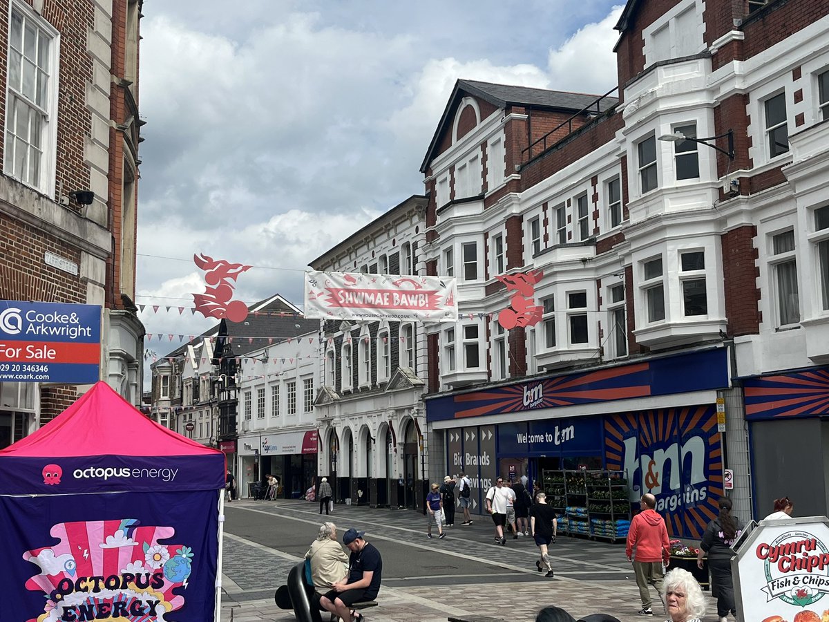 PerfPhysio1's tweet photo. Really exciting to see Ponty buzzing with activity for the Eisteddfod next month. The event will provide a massive boost to the town and we look forward to welcoming visitors from around Wales and beyond🏴󠁧󠁢󠁷󠁬󠁳󠁿👍 https://t.co/gKCwFXe9uR