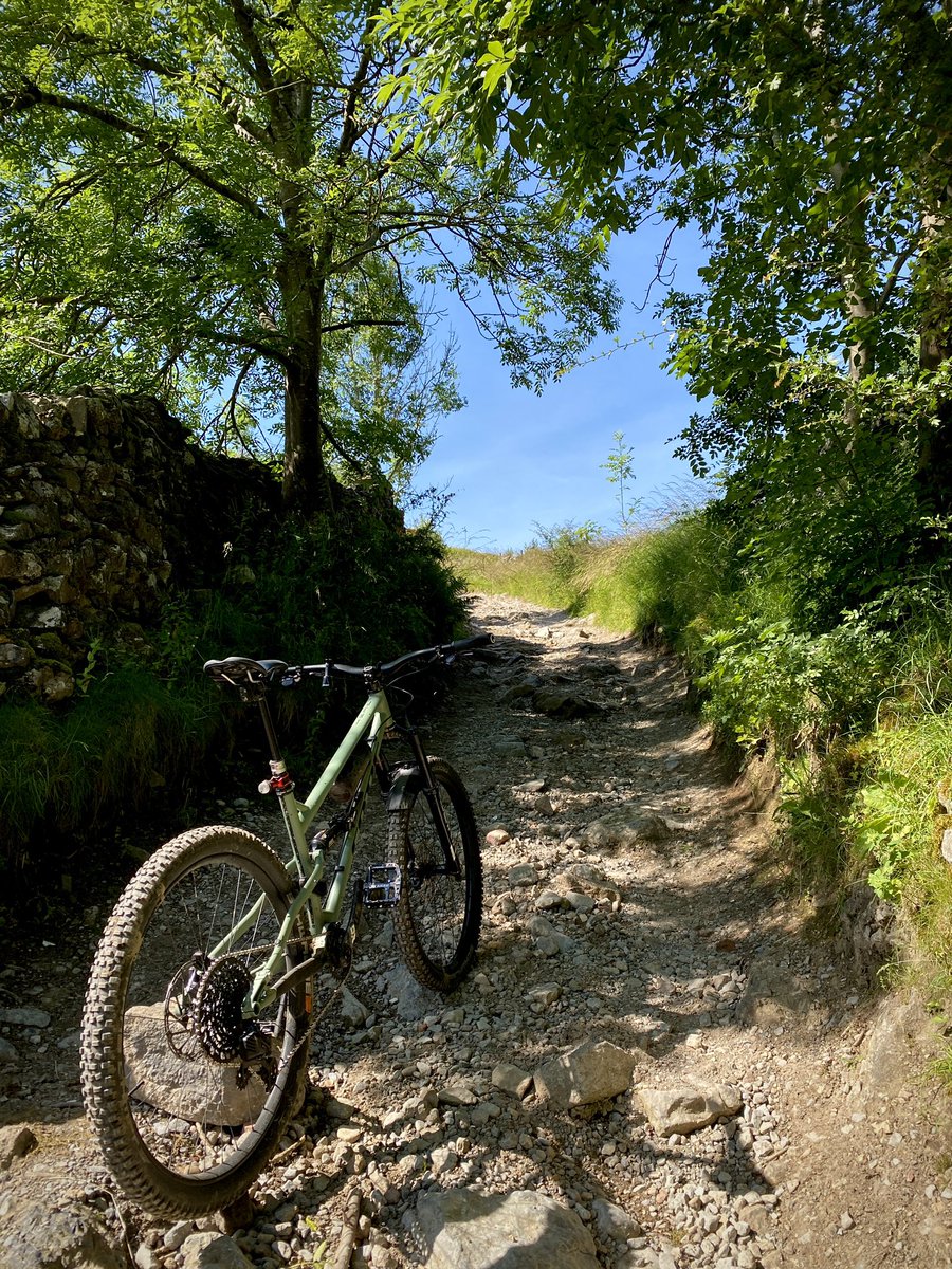 mozzasnaps's tweet photo. Dry, dusty & loose up Pindale @KoftheP - I almost made it π
Also very dry & loose on Black Harry Lane up from BH Gate and down past the quarry (with nasty rut).
Bradwell Edge riding well but overgrown with gorse & brambles.
28 miles of loveliness
#peakdistrictmtb #benicesayhi https://t.co/2iKejUWQTF