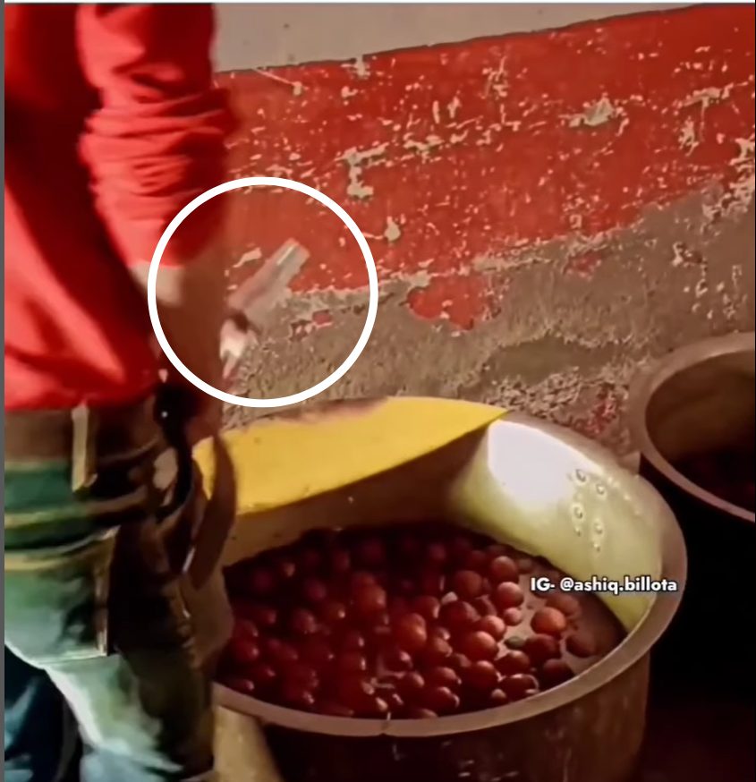 zoo_bear's tweet photo. The video where a man seemingly urinates into a tub of confectioneries is an edited clip. The longer version of the video shows the man pouring a transparent liquid into the tub from a bottle. The viral video is being falsely shared with a communal spin targeting Muslim community in Telangana by @StringReveals and @mrsinha
Archive links of their tweets :
1. https://t.co/uY4ANEhGSi
2. https://t.co/9ceJUZ87Do
C'C : @TelanganaDGP @cpwarangal @TelanganaPolice
Fact Check article: https://t.co/w6CzfHRxzx