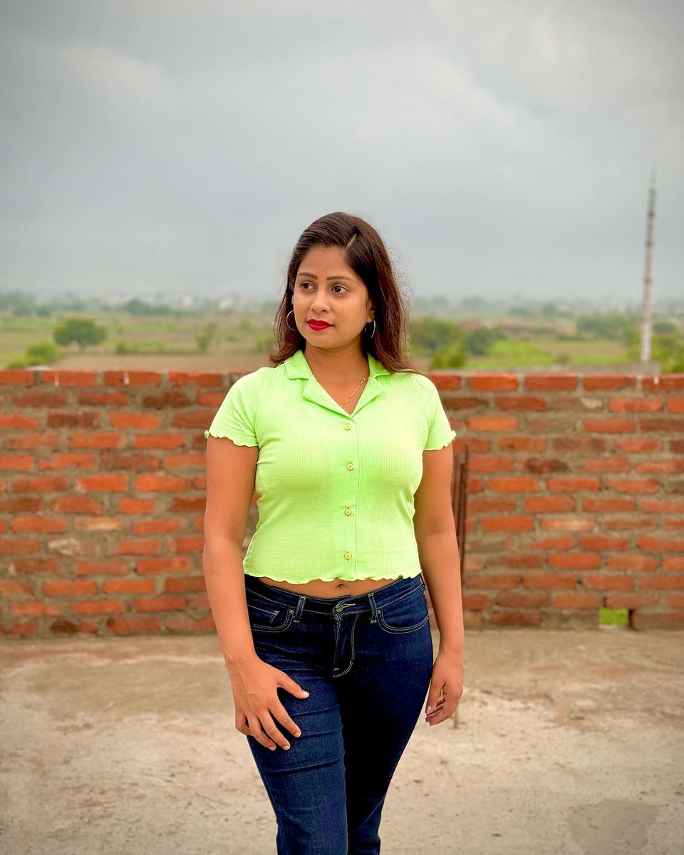 EliteCreatorHub's tweet photo. ये लड़की ���े अपना डांस देखा, सारे लड़के को अपने पीछे पागल बना लिया, देखो तो सही, कमर का जलवा 😘😘👌😍❤️#viralvideo #KatrinaKaif #Goodeving https://t.co/zniC116Zdl