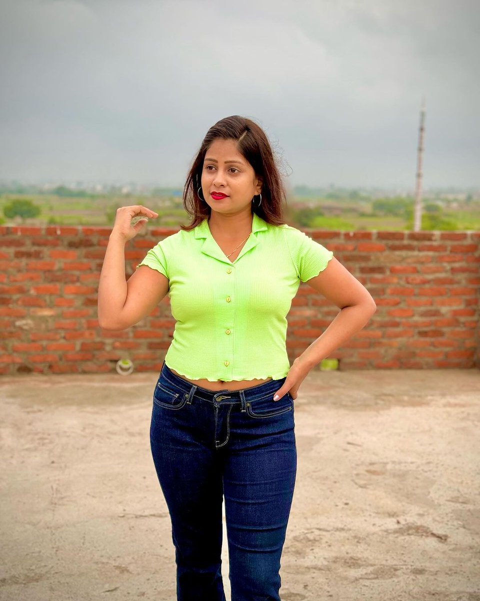 EliteCreatorHub's tweet photo. ये लड़की ���े अपना डांस देखा, सारे लड़के को अपने पीछे पागल बना लिया, देखो तो सही, कमर का जलवा 😘😘👌😍❤️#viralvideo #KatrinaKaif #Goodeving https://t.co/zniC116Zdl