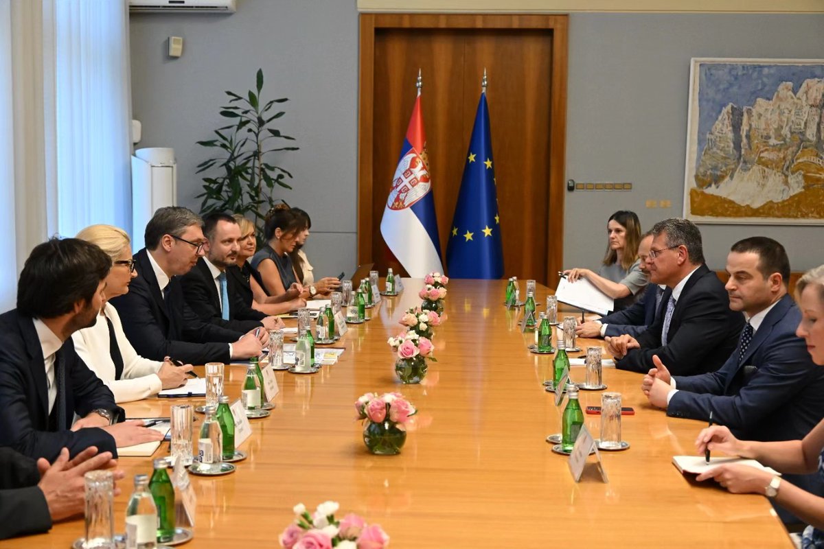 sns_srbija's tweet photo. Председник Републике Србије Александар #Vucic @avucic састао се са потпредседником Европске комисије задуженим за "Зелени договор" Марошем Шевчовичем @MarosSefcovic. https://t.co/WMADx783so https://t.co/rZ8vqPgkzF