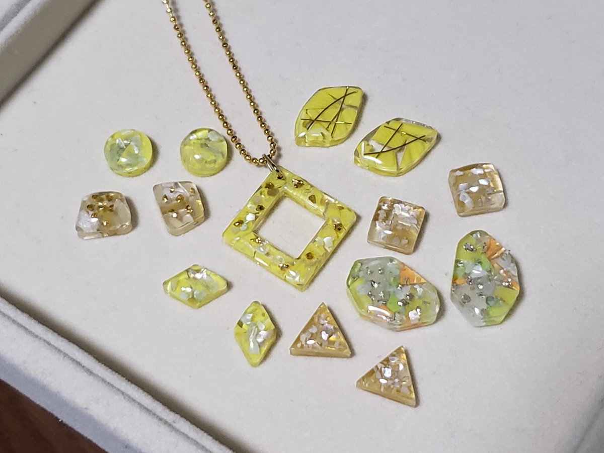 tsuna_0217's tweet photo. 海洋プラスチックやペットボトルのキャップを洗浄・色分け・カットしてアクセサリー等を制作しています✨ https://t.co/C4EF8HPPjc