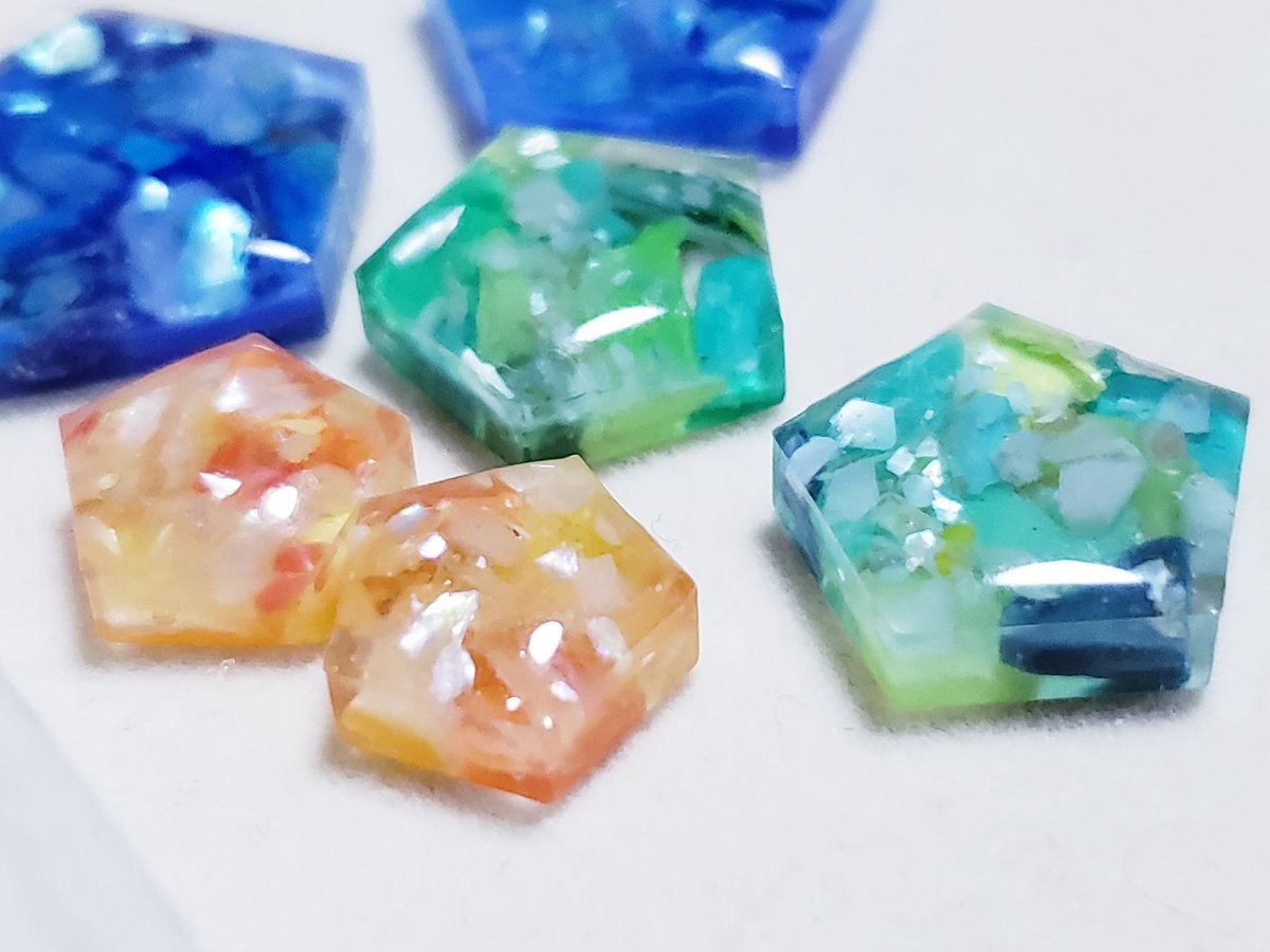 tsuna_0217's tweet photo. 海洋プラスチックやペットボトルのキャップを洗浄・色分け・カットしてアクセサリー等を制作しています✨ https://t.co/C4EF8HPPjc