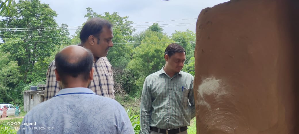 SbccTeam's tweet photo. આજ રોજ THO સાહેબશ્રી ડો યજ્ઞેશ નાયક દ્વારા દધાલિયા પ્રા.આ.કે.ના મુલોજ અને હઠીપૂરા ગામ માં ચાંદીપુરમ રોગચાળા અંતર્ગત ડસ્ટિંગ ની  કામગીરી નું નિરીક્ષણ કર્યું .અને  આરોગ્યલક્ષી માગૅદશૅન પૂરું પાડવામાં આવેલ છે .@CollectorArvali @DdoArvalli @IecArvalli @OfficerIec @IecArvalli @CMOGuj https://t.co/YgrAYZ6IAQ