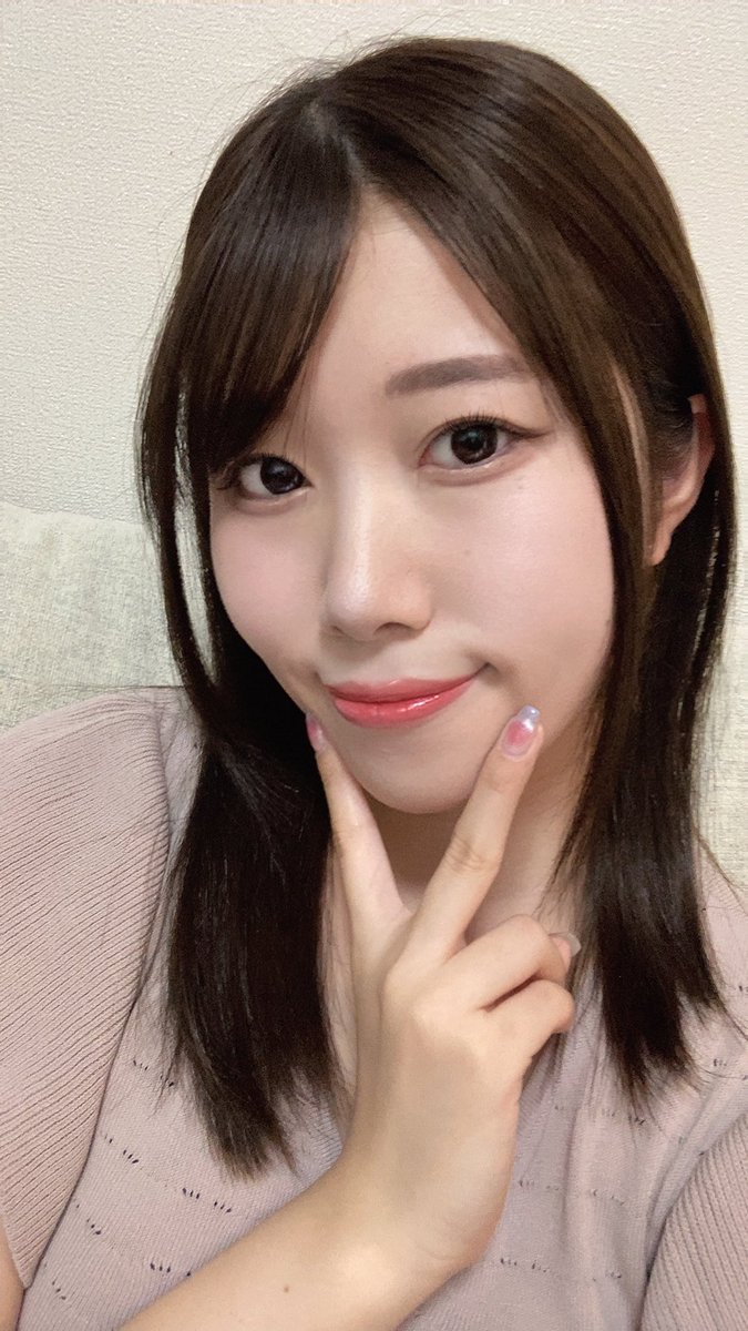 久々に前髪切りました！いかがでしょうか😉

ネイルも新しくしたから見て欲しいです💅🏻✨