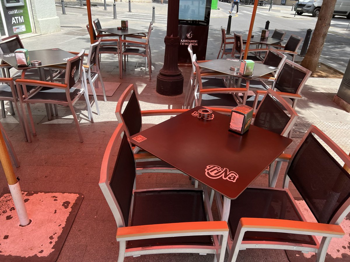 Valencia_Camina's tweet photo. El no tan misterioso ni tan invisible infractor impune
A diario, limitando la movilidad peatonal
Apartaros peatones que estamos comerciando con el espacio público 
ZAS Russafa 
@Fundacion_ONCE @CERMICV @COCEMFEValencia https://t.co/7MkQOcN57A
