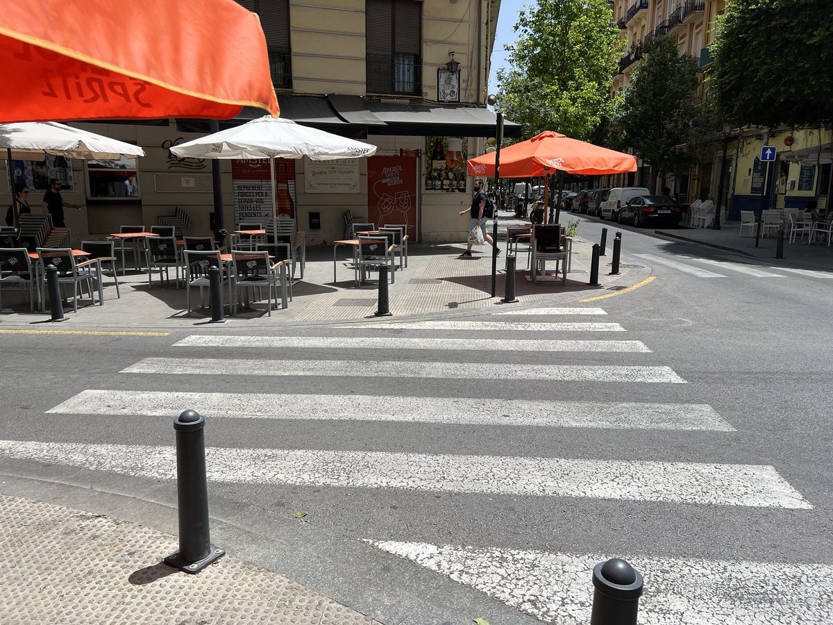 Valencia_Camina's tweet photo. El no tan misterioso ni tan invisible infractor impune
A diario, limitando la movilidad peatonal
Apartaros peatones que estamos comerciando con el espacio público 
ZAS Russafa 
@Fundacion_ONCE @CERMICV @COCEMFEValencia https://t.co/7MkQOcN57A
