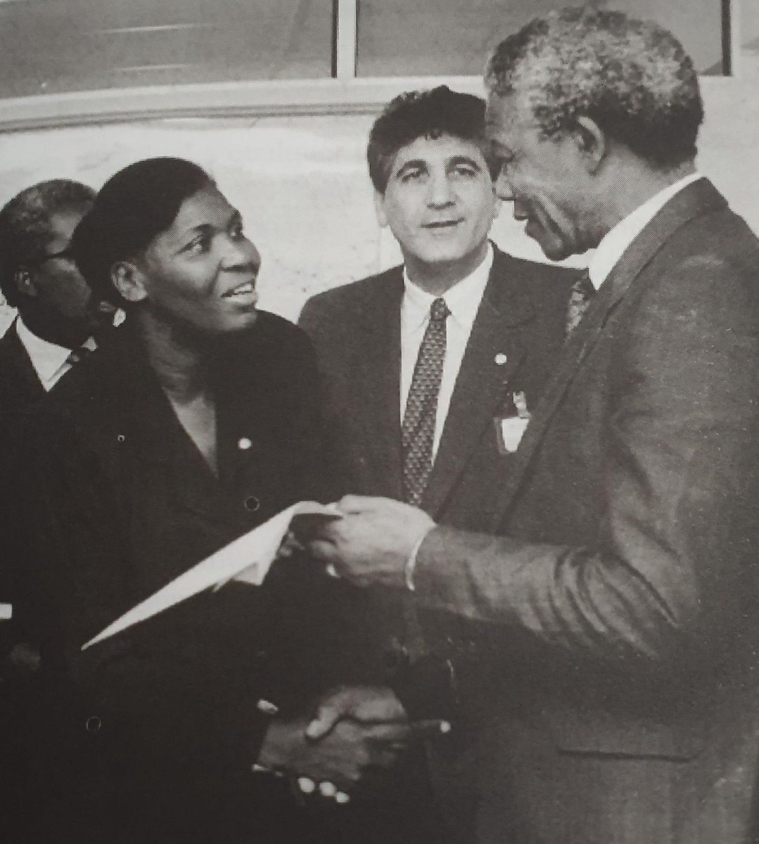 dasilvabenedita's tweet photo. Na semana em que ele completaria 106 anos, resgato esta foto junto ao grande irmão de luta Nelson Mandela. 

Um homem que enfrentou o racismo e as injustiças por toda a vida. Estadista, pacificou a África do Sul e se tornou uma liderança mundial no combate ao ódio. Viva, Madiba! https://t.co/Lh2hocnc88