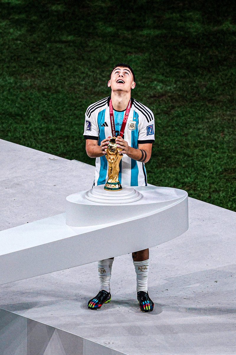 sudanalytics_'s tweet photo. 🥺💔 Ufff, esta anécdota de Paulo Dybala y los últimos momentos de su papá:

“Antes de irse, estábamos en mi casa, mi viejo estaba muy mal, había un doctor y le dijo: ‘doctor, él va a ser el que va a cumplir mi sueño’.

Yo tenía 15 años, nosotros vivíamos en Laguna Larga y mi papá me acompañaba a todos los partidos. Cuando él falleció, yo volví a jugar a mi pueblo, quería estar en mi casa, con mi familia.

A los 6 meses volví a Instituto y tuve que vivir en la pensión, porque ya no podía ir y volver, y me encerraba y lloraba solo en la pieza, no aguantaba.

Cada cosa que he logrado es porque él me dio todo, él siempre va a estar presente en todo”.

Con @orisabatini, en ‘A dónde vamos cuando soñamos’.