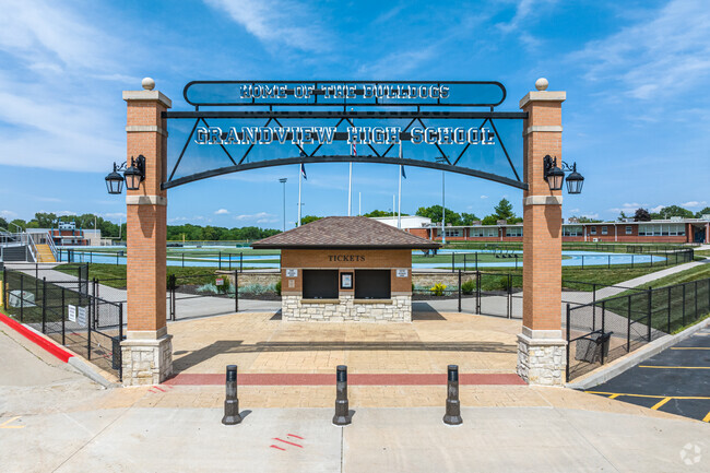 HelmetMissouri's tweet photo. 🏟️ Missouri Stadium Challenge 🏟️
Large Schools: Round 2
Webster Groves Statesmen
🆚
Grandview KC Bulldogs
Vote in the poll below 👇 https://t.co/y7haMZZDiG