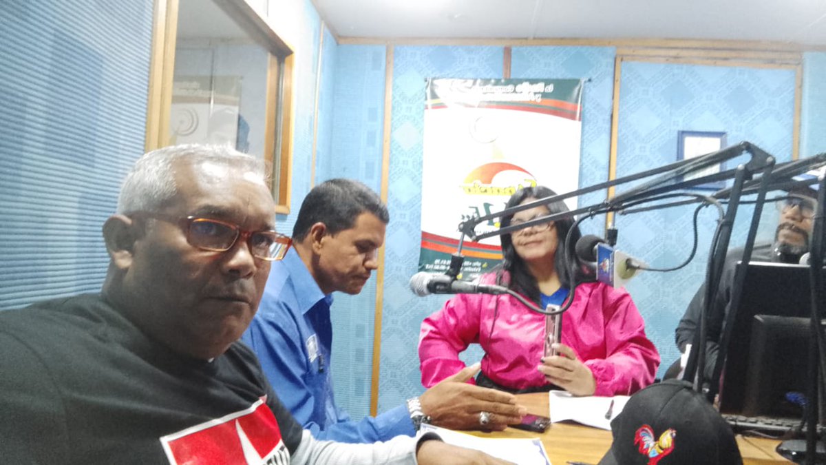 MRTAragua's tweet photo. ¿Y los Tupamaros dónde están?
¡Apoyando a Nicolás!

Nuestra Militancia del Municipio Sucre presente en la Emisora de Radio Espacio 96.1 FM, en el programa Venezuela Nuestra, rumbo a las elecciones presidenciales.

@NicolasMaduro
#VotaTupamaro
#TupamaroConNico
#PuebloVictorioso https://t.co/EvyZw6Uc6R