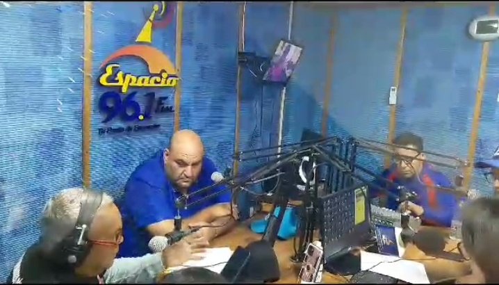 MRTAragua's tweet photo. ¿Y los Tupamaros dónde están?
¡Apoyando a Nicolás!

Nuestra Militancia del Municipio Sucre presente en la Emisora de Radio Espacio 96.1 FM, en el programa Venezuela Nuestra, rumbo a las elecciones presidenciales.

@NicolasMaduro
#VotaTupamaro
#TupamaroConNico
#PuebloVictorioso https://t.co/EvyZw6Uc6R