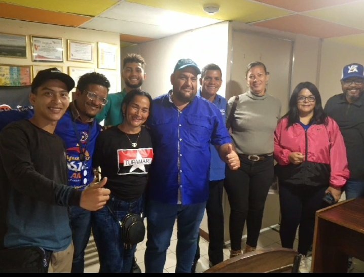 MRTAragua's tweet photo. ¿Y los Tupamaros dónde están?
¡Apoyando a Nicolás!

Nuestra Militancia del Municipio Sucre presente en la Emisora de Radio Espacio 96.1 FM, en el programa Venezuela Nuestra, rumbo a las elecciones presidenciales.

@NicolasMaduro
#VotaTupamaro
#TupamaroConNico
#PuebloVictorioso https://t.co/EvyZw6Uc6R