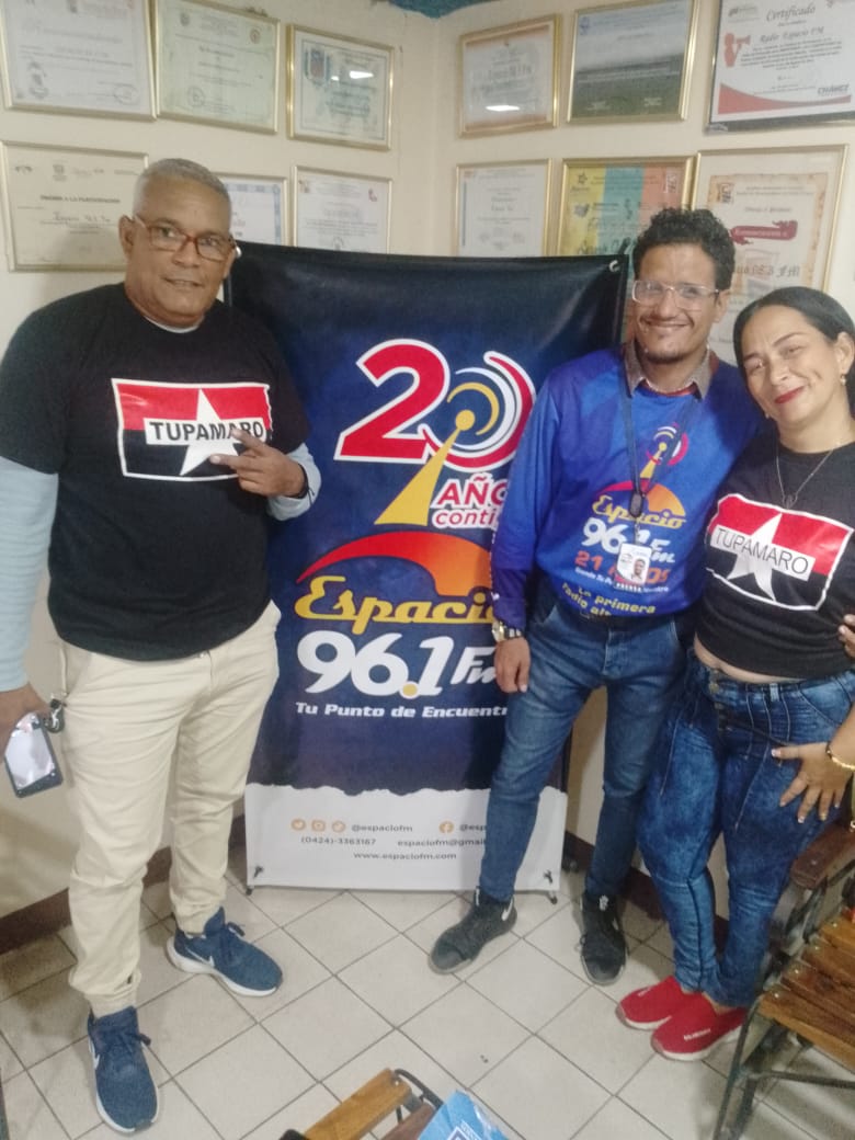 MRTAragua's tweet photo. ¿Y los Tupamaros dónde están?
¡Apoyando a Nicolás!

Nuestra Militancia del Municipio Sucre presente en la Emisora de Radio Espacio 96.1 FM, en el programa Venezuela Nuestra, rumbo a las elecciones presidenciales.

@NicolasMaduro
#VotaTupamaro
#TupamaroConNico
#PuebloVictorioso https://t.co/EvyZw6Uc6R