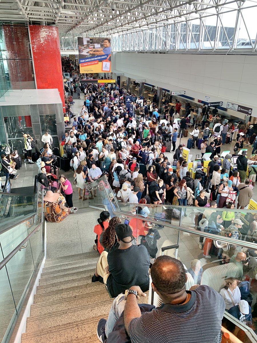 erick_ferris's tweet photo. Bedlam check-in lines for #Delta #Spirit #American #United #Frontier and other carriers at @BWI_Airport and across the globe as worldwide #Microsoft tech issues persist. @WMAR2News https://t.co/ma8SaQTMsB