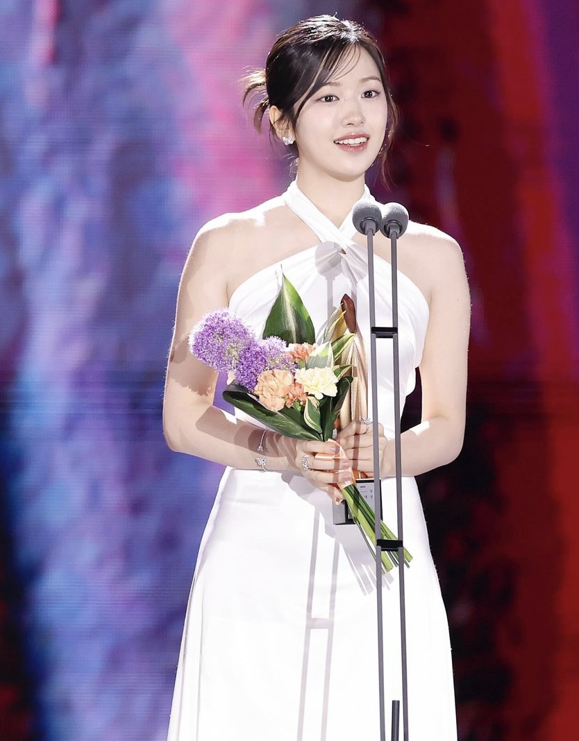 yujintwo's tweet photo. 7 months into 2024 and she clocked Baeksang and Blue Dragon (series)😭👏 https://t.co/1MDCUt8Azi