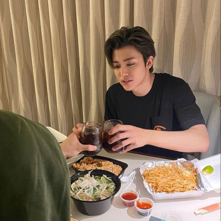 augustIune's tweet photo. “dont skip a meal 🍽️ 🍕🍜” boyfriend edition https://t.co/8J0ADO8rYa