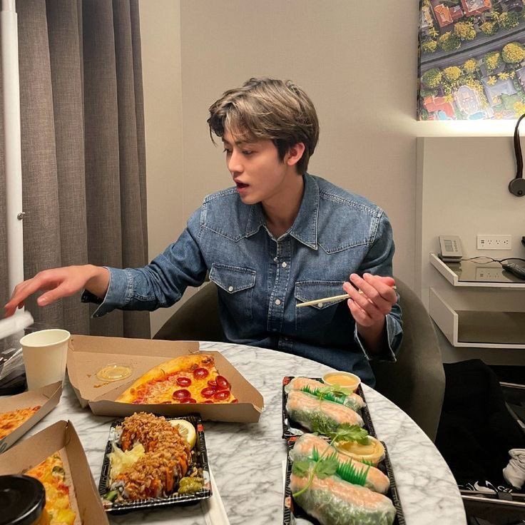 augustIune's tweet photo. “dont skip a meal 🍽️ 🍕🍜” boyfriend edition https://t.co/8J0ADO8rYa