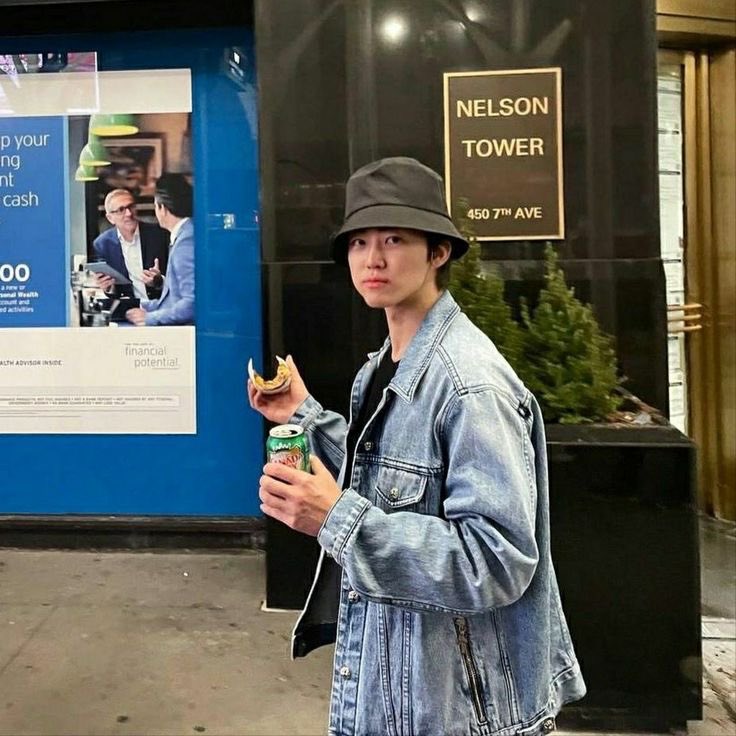 augustIune's tweet photo. “dont skip a meal 🍽️ 🍕🍜” boyfriend edition https://t.co/8J0ADO8rYa